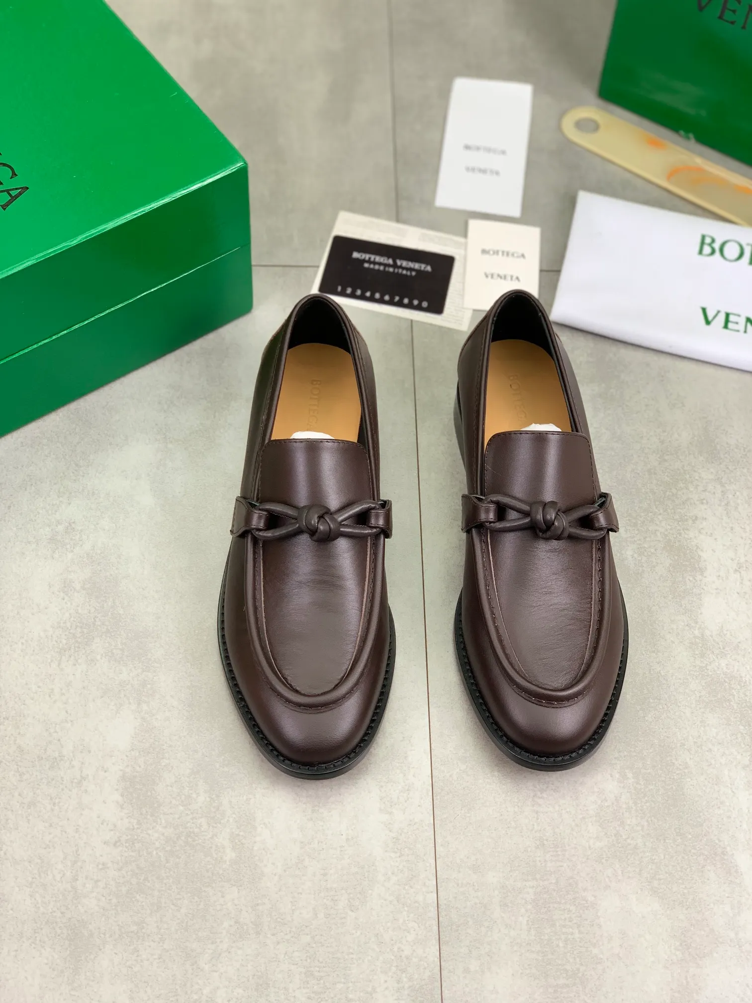 Men's shoes 💰P820 [New model] (genuine leather outsole) water-dyed cow lining 💰High-quality business couple leather shoes 💎💎💎 BOTTEGA VENETA official website synchronizes the latest top version of BV in the market, accept material comparison, shoe type comparison, process comparison, practical and textured, versatile and suitable for any occasion, the more you look at it, the more flavorful it becomes. Purely hand-knitted craftsmanship - Upper material, calfskin imported from Italy 🇮🇹 - High-quality water-dyed cowhide lining - Original private model customized leather outsole -Size: Female 35-39 (40 ordered) Male 39-44 (38 45 can be customized) Color: Multiple colors available